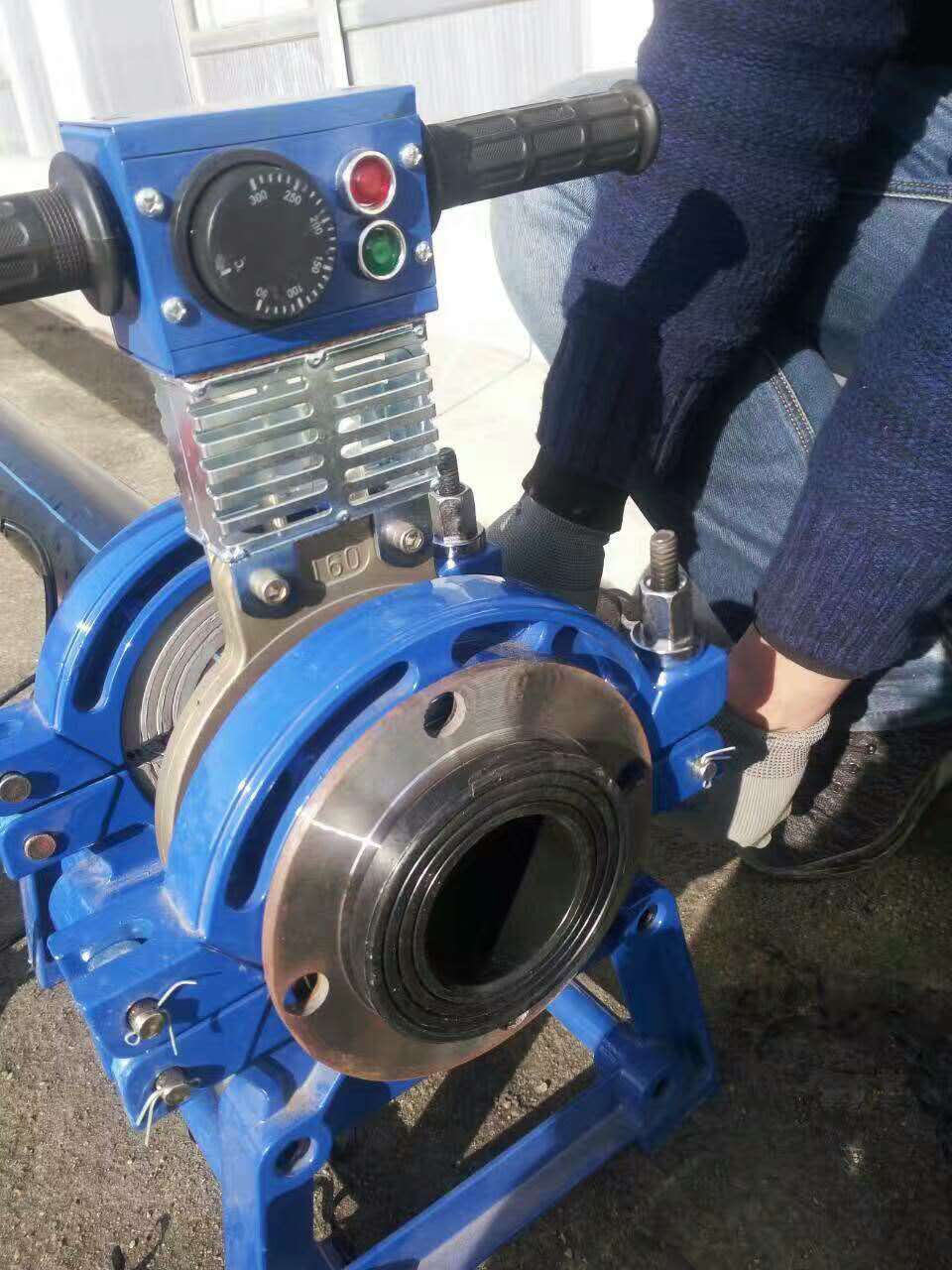װ